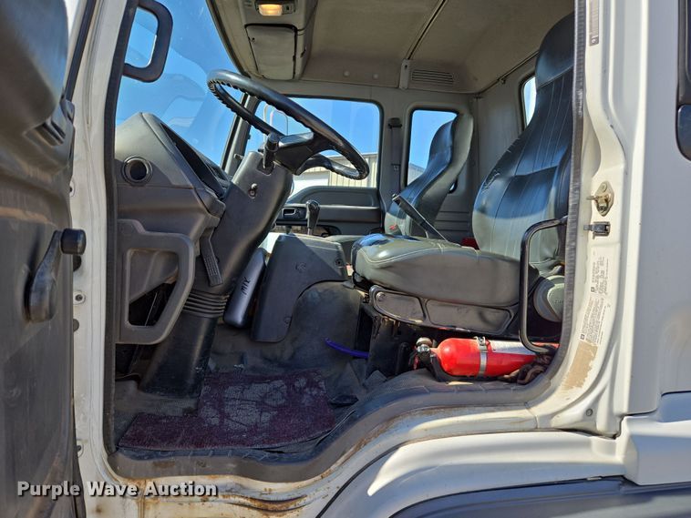 image for item ED4000 2006 Isuzu FTR box truck