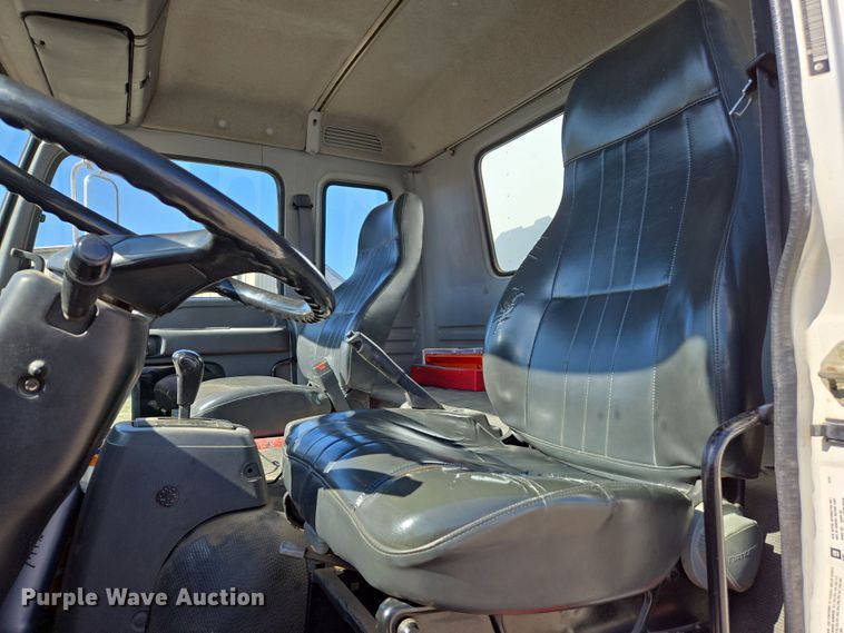 image for item ED4000 2006 Isuzu FTR box truck