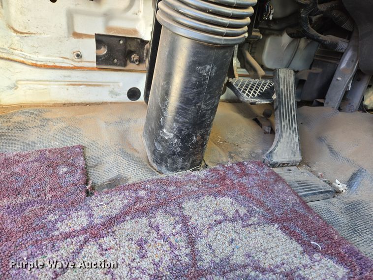 image for item ED4000 2006 Isuzu FTR box truck