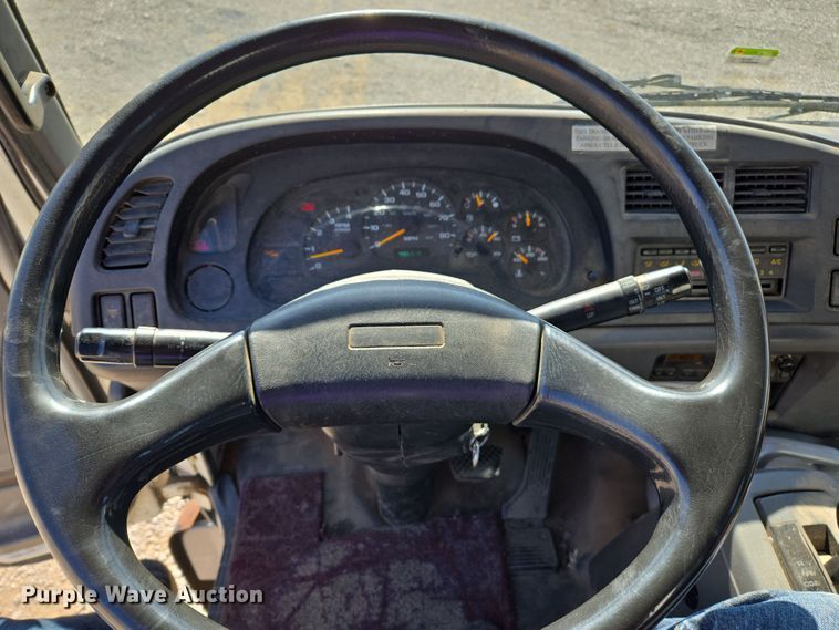 image for item ED4000 2006 Isuzu FTR box truck