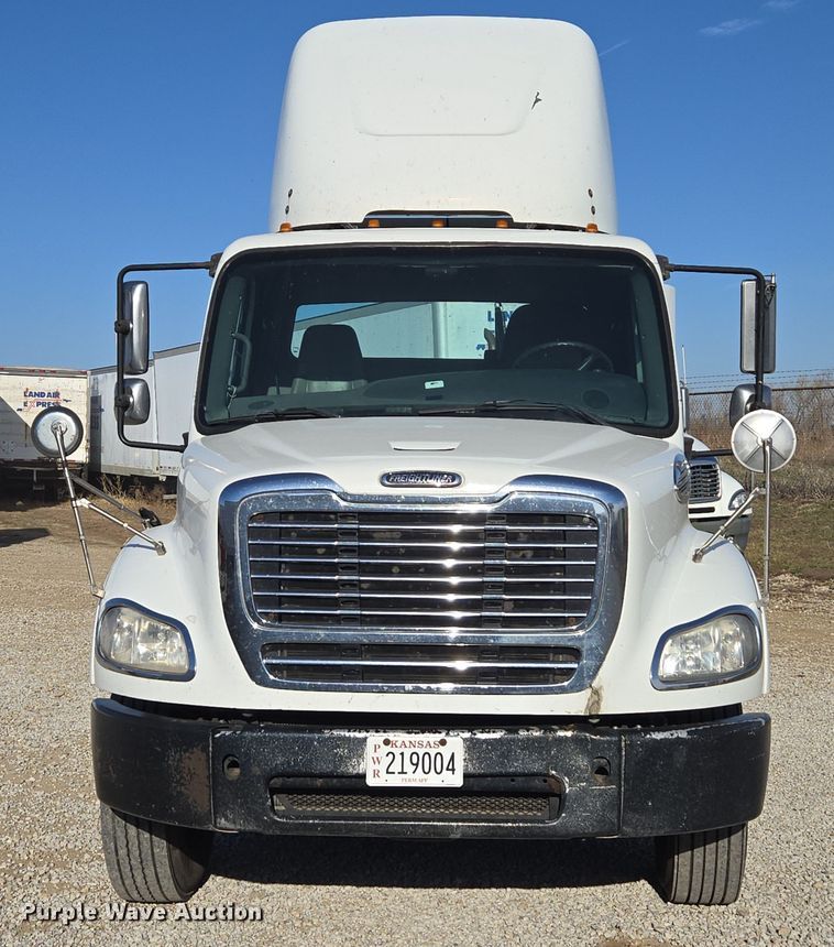 image for item ED4001 2011 Freightliner M2 semi truck