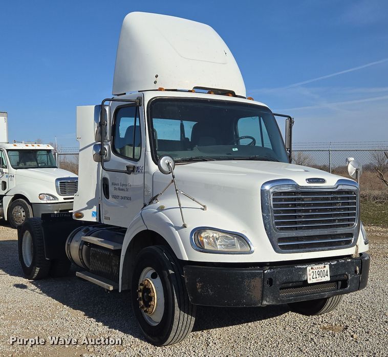 image for item ED4001 2011 Freightliner M2 semi truck