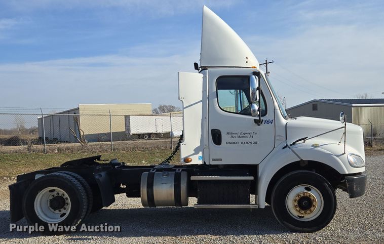 image for item ED4001 2011 Freightliner M2 semi truck