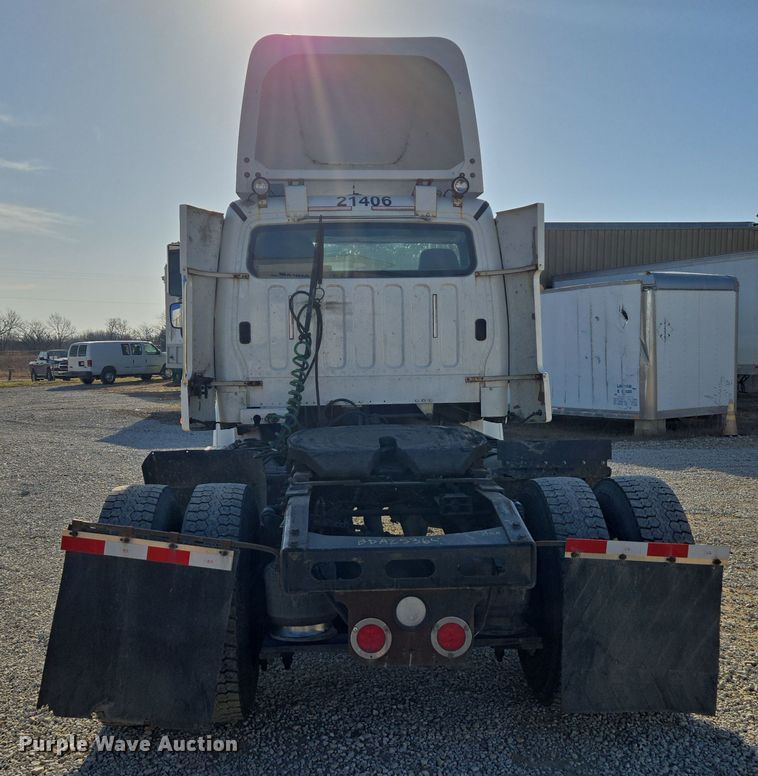 image for item ED4001 2011 Freightliner M2 semi truck
