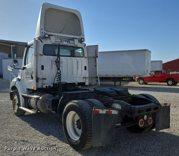 image for item ED4001 2011 Freightliner M2 semi truck