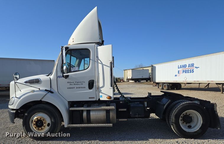 image for item ED4001 2011 Freightliner M2 semi truck