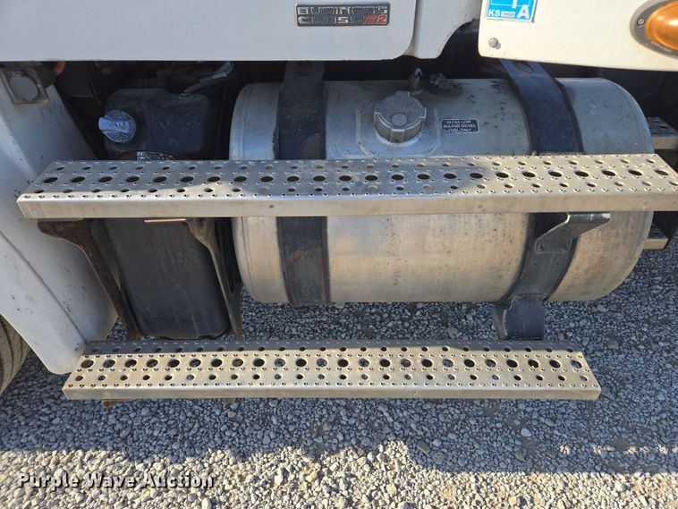 image for item ED4001 2011 Freightliner M2 semi truck