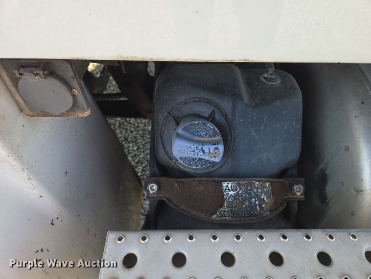 image for item ED4001 2011 Freightliner M2 semi truck