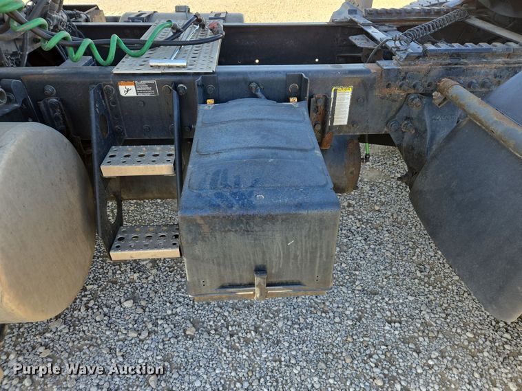 image for item ED4001 2011 Freightliner M2 semi truck