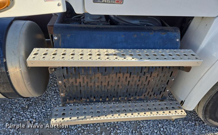 image for item ED4001 2011 Freightliner M2 semi truck