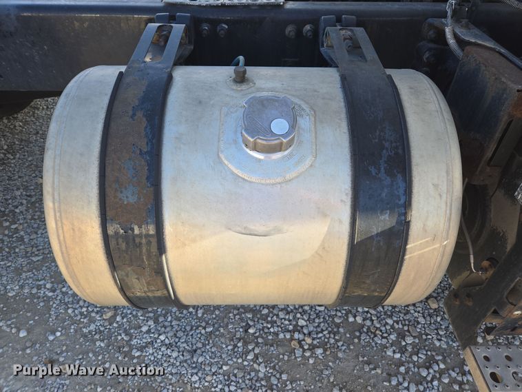 image for item ED4001 2011 Freightliner M2 semi truck