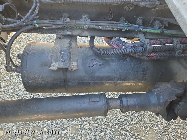 image for item ED4001 2011 Freightliner M2 semi truck