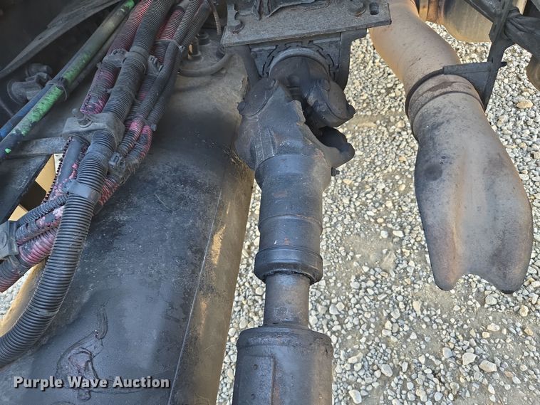 image for item ED4001 2011 Freightliner M2 semi truck