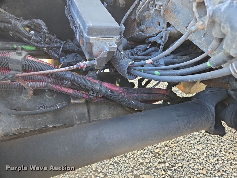 image for item ED4001 2011 Freightliner M2 semi truck