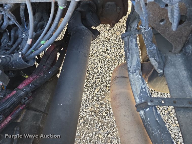 image for item ED4001 2011 Freightliner M2 semi truck