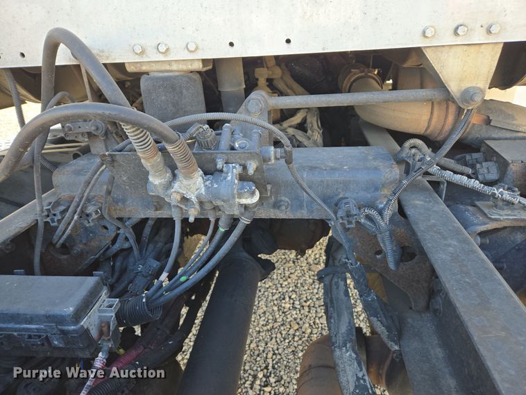 image for item ED4001 2011 Freightliner M2 semi truck