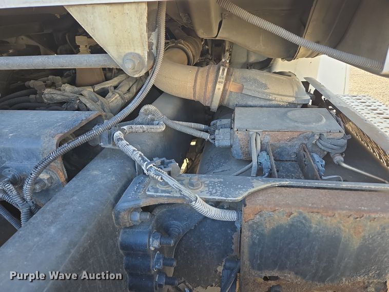 image for item ED4001 2011 Freightliner M2 semi truck