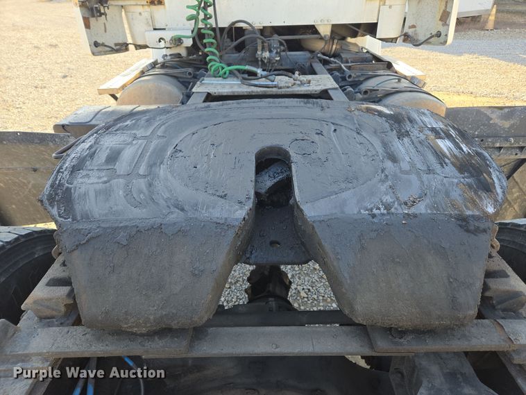 image for item ED4001 2011 Freightliner M2 semi truck