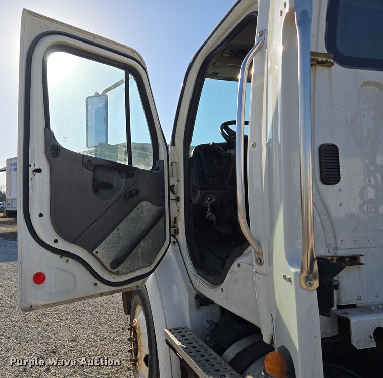 image for item ED4001 2011 Freightliner M2 semi truck