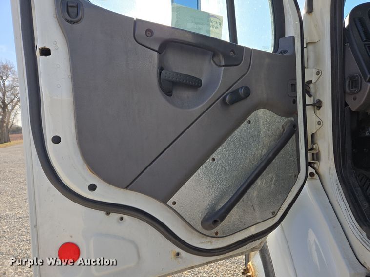 image for item ED4001 2011 Freightliner M2 semi truck