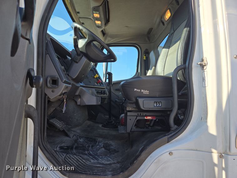 image for item ED4001 2011 Freightliner M2 semi truck