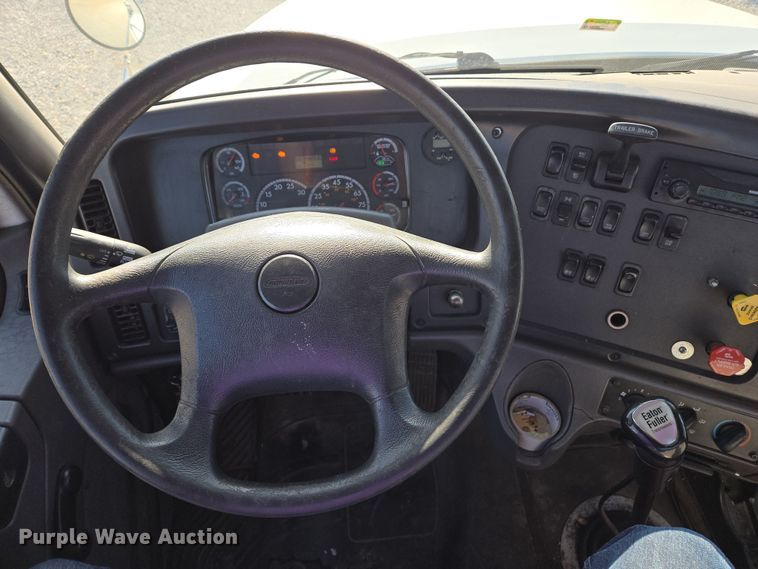 image for item ED4001 2011 Freightliner M2 semi truck