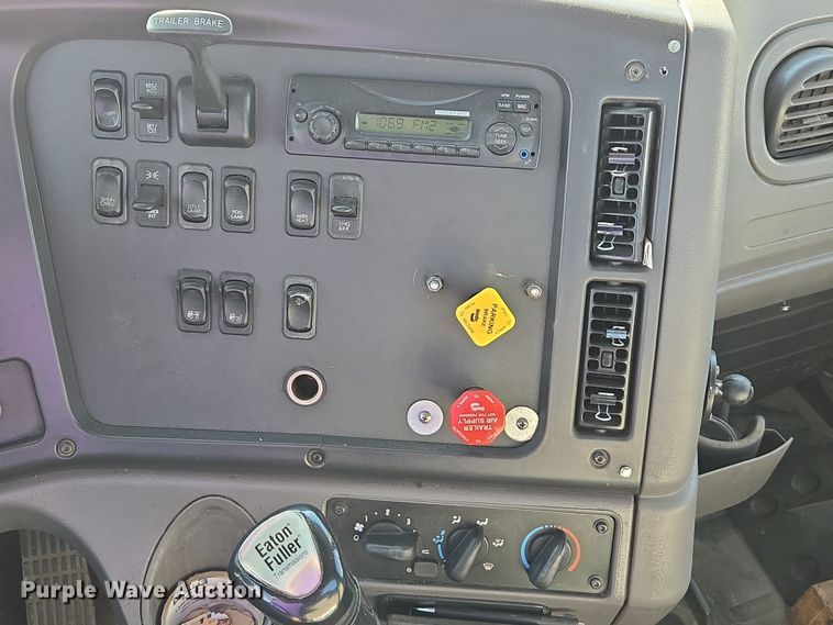 image for item ED4001 2011 Freightliner M2 semi truck