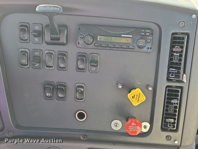 image for item ED4001 2011 Freightliner M2 semi truck