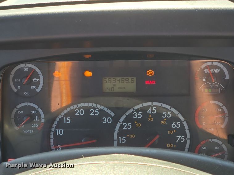 image for item ED4001 2011 Freightliner M2 semi truck