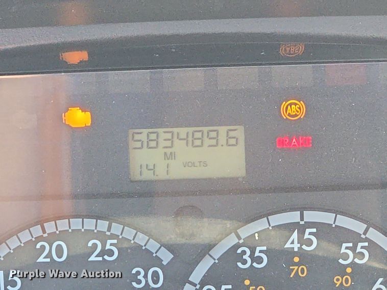 image for item ED4001 2011 Freightliner M2 semi truck