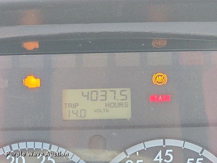 image for item ED4001 2011 Freightliner M2 semi truck