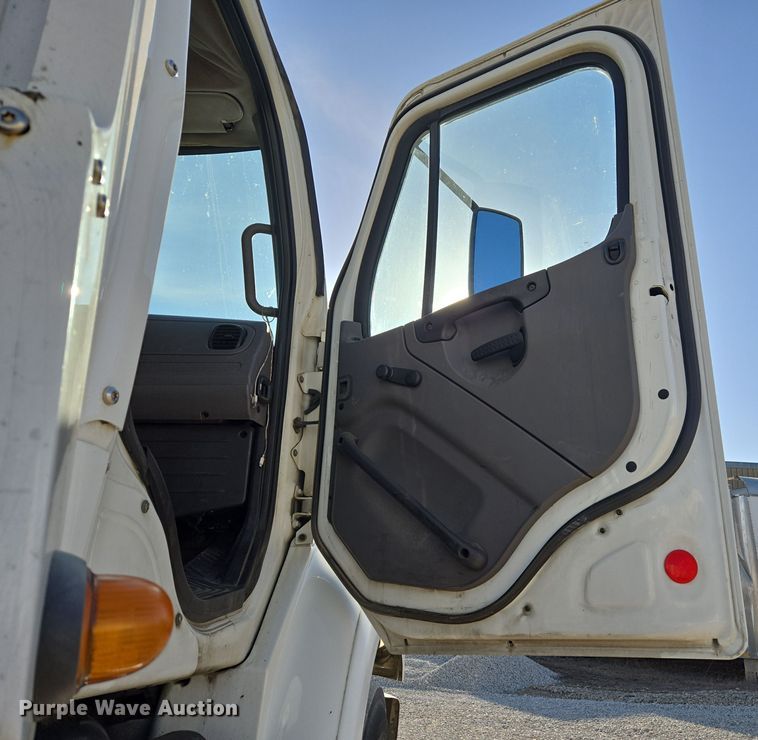 image for item ED4001 2011 Freightliner M2 semi truck