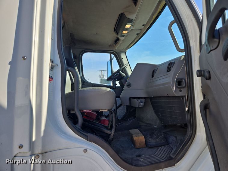 image for item ED4001 2011 Freightliner M2 semi truck