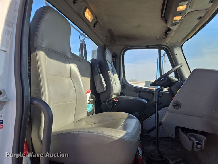 image for item ED4001 2011 Freightliner M2 semi truck