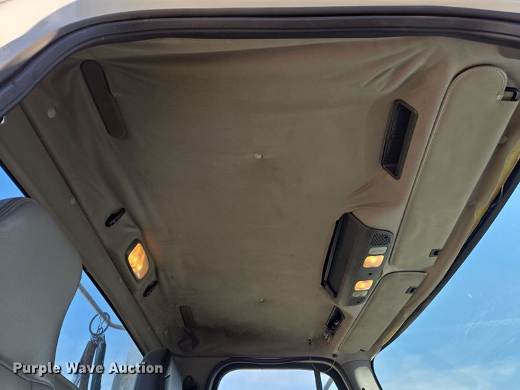 image for item ED4001 2011 Freightliner M2 semi truck