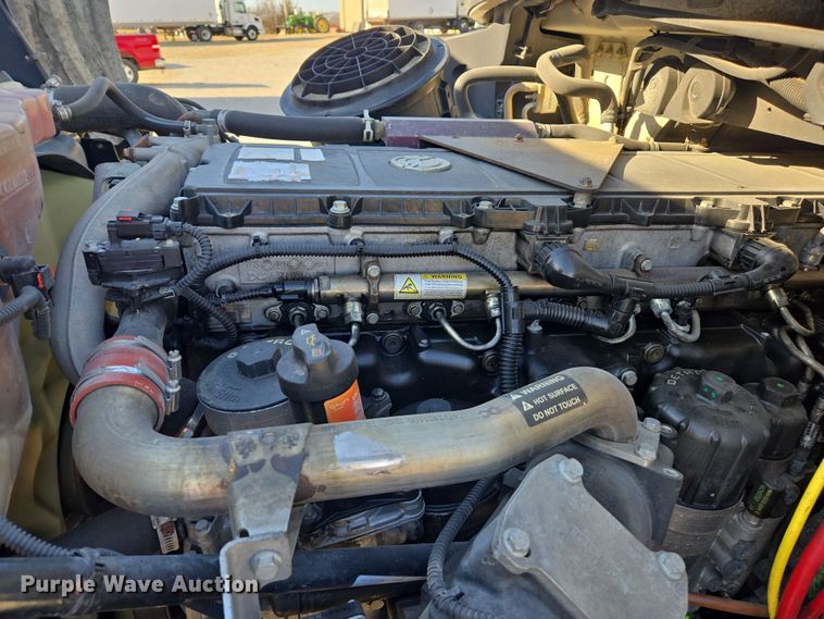 image for item ED4001 2011 Freightliner M2 semi truck