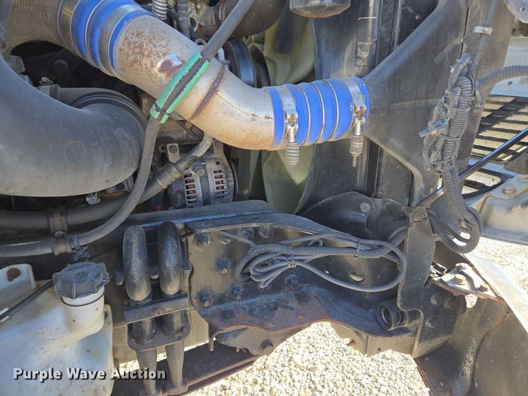 image for item ED4001 2011 Freightliner M2 semi truck