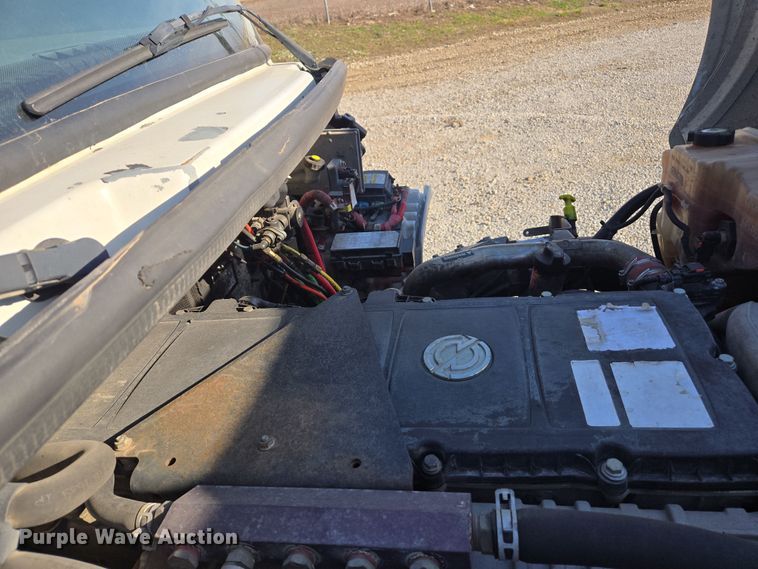 image for item ED4001 2011 Freightliner M2 semi truck