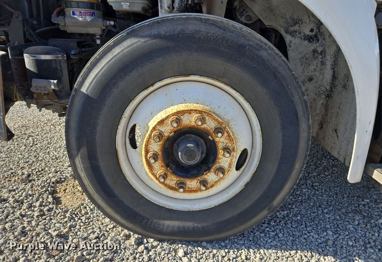 image for item ED4001 2011 Freightliner M2 semi truck