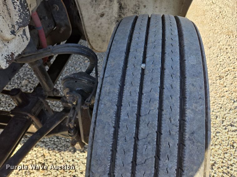 image for item ED4001 2011 Freightliner M2 semi truck