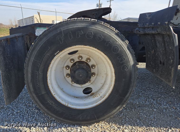 image for item ED4001 2011 Freightliner M2 semi truck