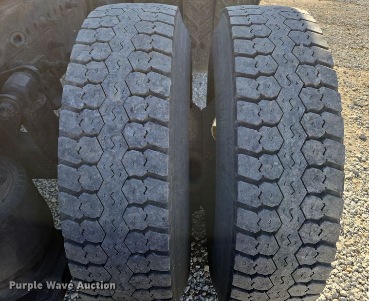 image for item ED4001 2011 Freightliner M2 semi truck