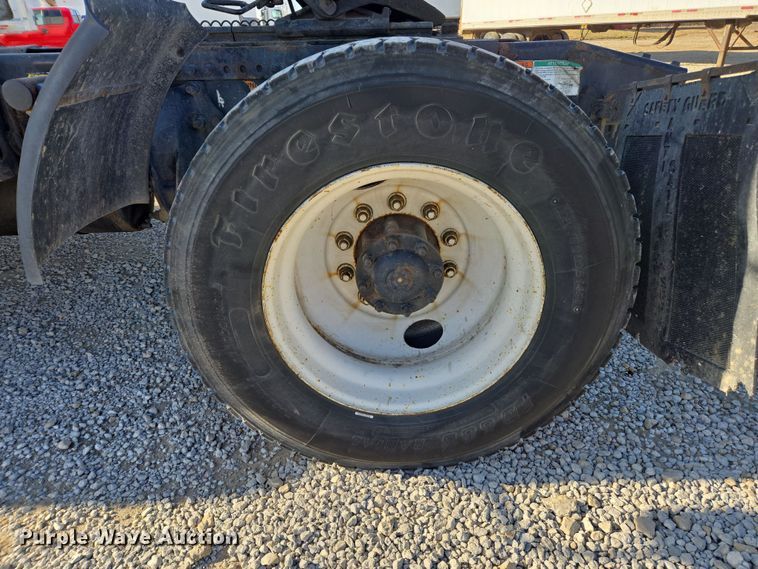 image for item ED4001 2011 Freightliner M2 semi truck