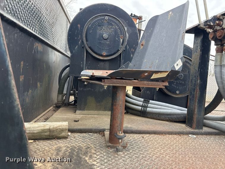 image for item ED4122 1995 Chevrolet C7 Topkick winch truck