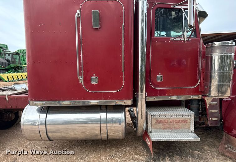 image for item ED5553 1981 Peterbilt 359 semi truck