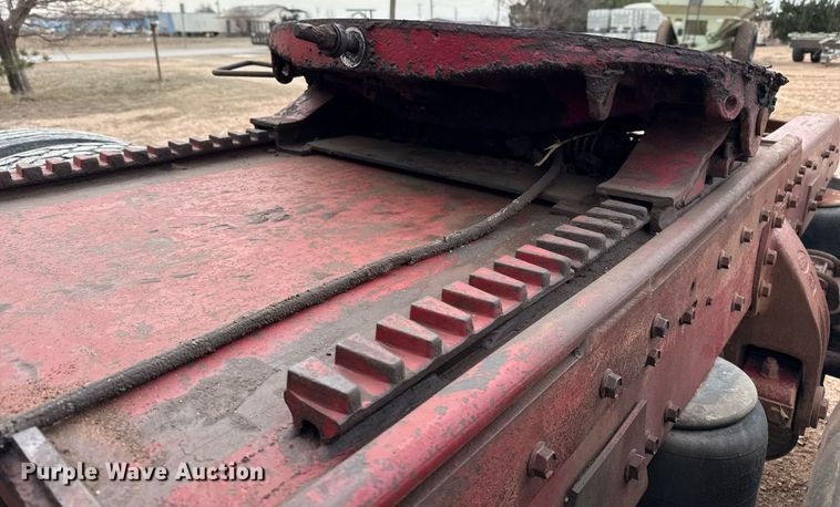 image for item ED5553 1981 Peterbilt 359 semi truck