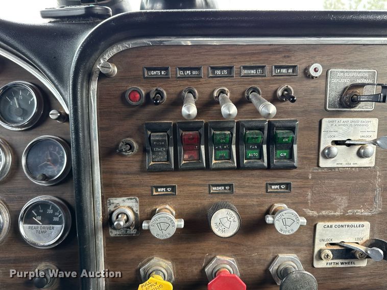 image for item ED5553 1981 Peterbilt 359 semi truck