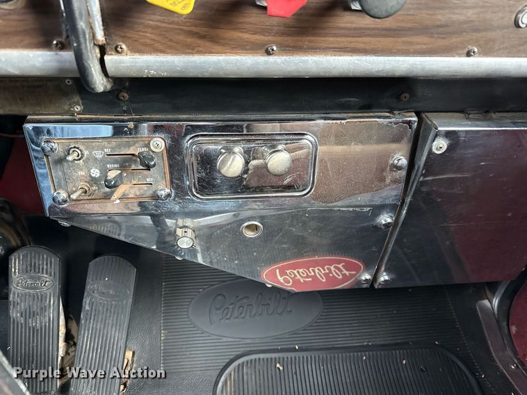 image for item ED5553 1981 Peterbilt 359 semi truck