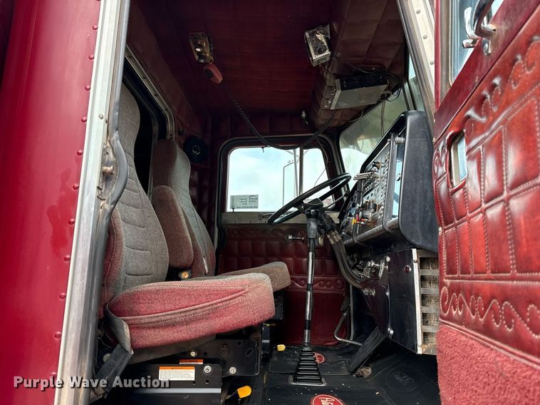 image for item ED5553 1981 Peterbilt 359 semi truck