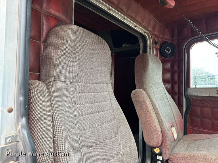 image for item ED5553 1981 Peterbilt 359 semi truck